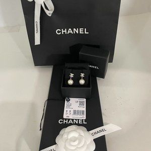 CHANEL NEW IN BOX CC SILVER MINI W/CRYSTAL PEARL